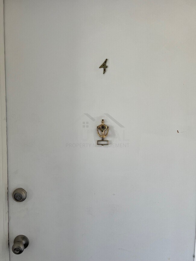 Foto del edificio - 8140 Crestview Drive Apt #4, Sterling Heig...