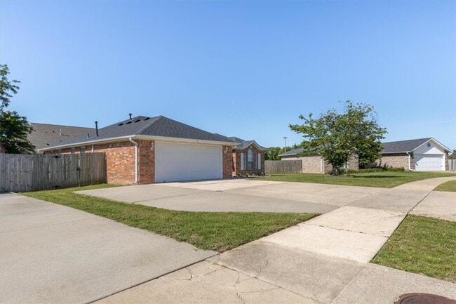 Building Photo - 2409 SW 17th St