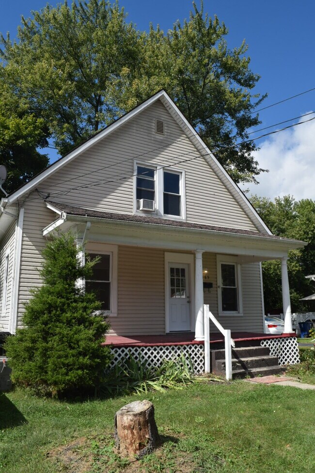 Building Photo - 585 N Spring St