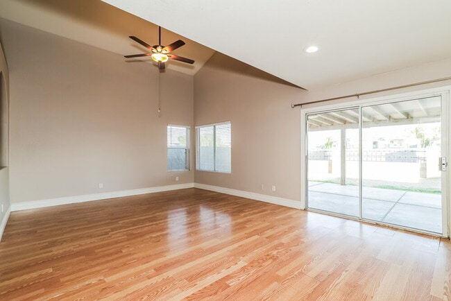 Building Photo - 10013 W Montecito Ave