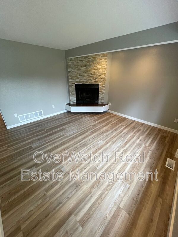 Foto del edificio - 6131 Prosperity Dr