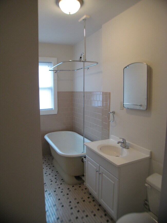 Building Photo - Renovated 2BR Near Cass Park