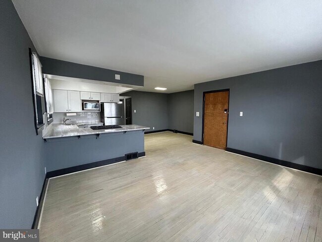 Foto del edificio - 8305-7 Michener Ave