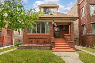 Building Photo - 4844 W Addison St