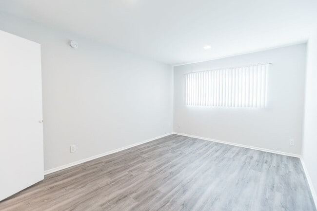 Interior Photo - 17211 Chatsworth Street