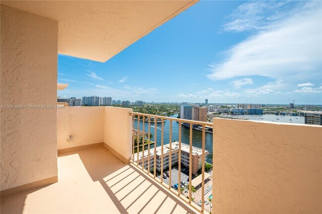 Foto del edificio - 1865 S Ocean Dr
