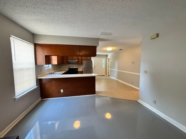 Foto del edificio - 645 Lilly Ln