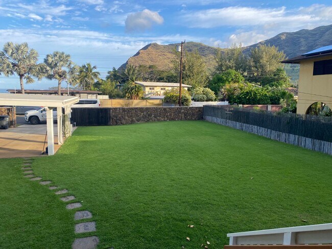 Building Photo - Three Bedroom, Two Bath Home near Aki's Beach