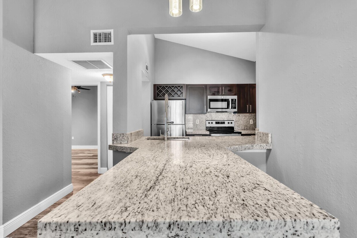 Foto principal - 2890 N Oakland Forest Dr
