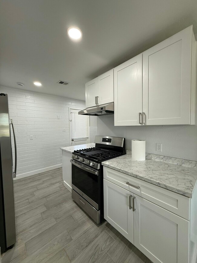 Building Photo - 2206 W Vista Ave