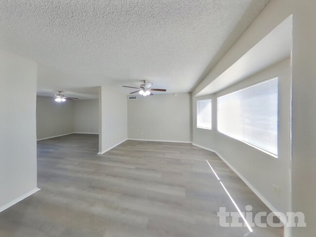 Building Photo - 10906 W Calle del Sol