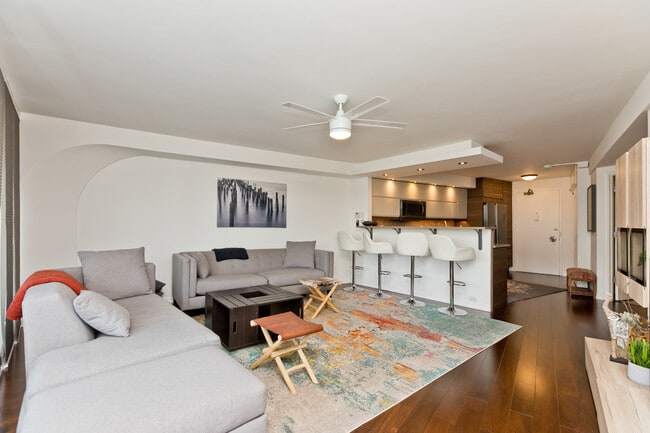 Foto del edificio - 300 N State St