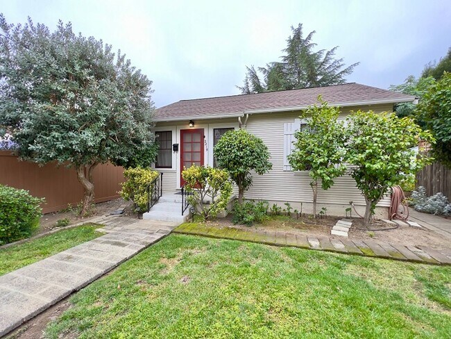 Building Photo - Cute and Cozy Two Bedroom Napa Home Close ...