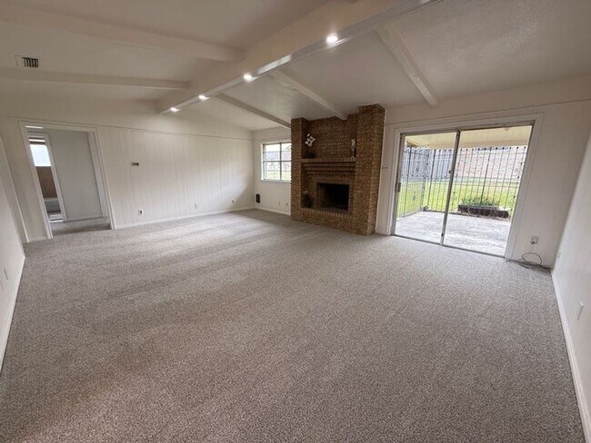 Building Photo - 3007 Sierra Dr