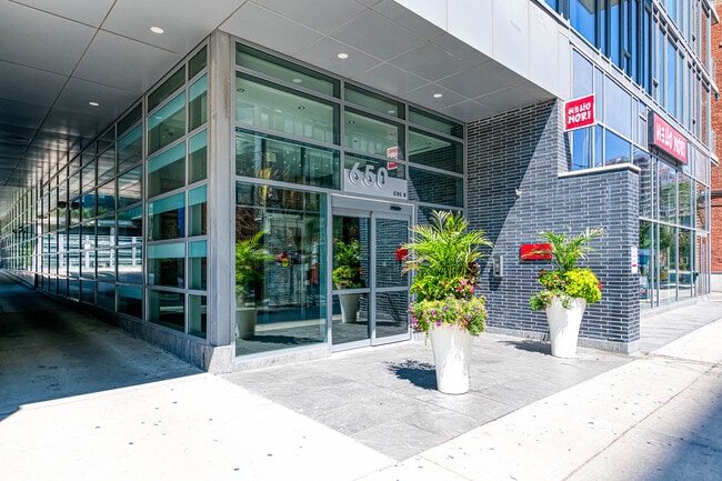 Photo du bâtiment - 650 King St W