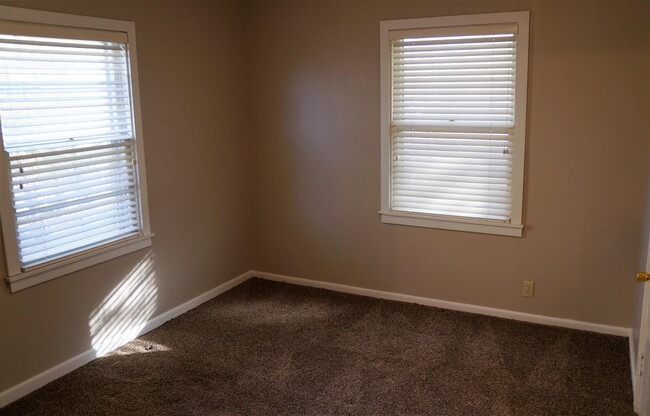 Building Photo - 1141 NE Chester Ave