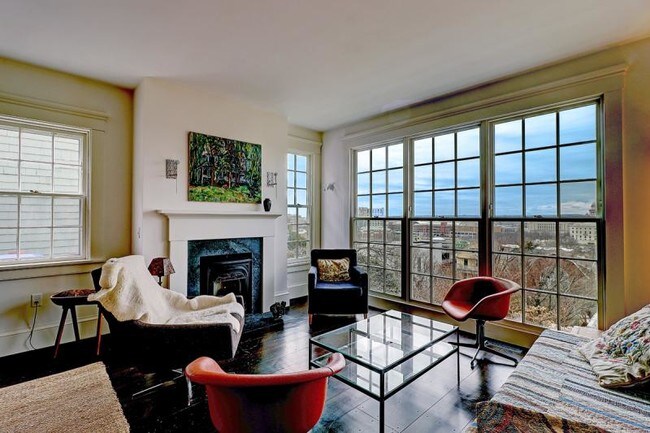 Building Photo - Beautiful House in College Hill