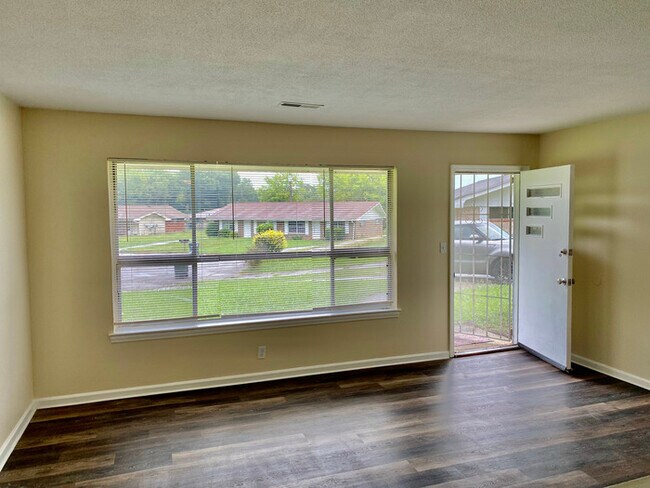 Foto del edificio - 2Bed/1Bath Duplex Off Hwy 58!!