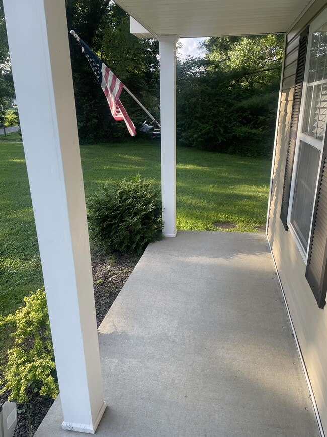 Building Photo - 321 Rossview Rd