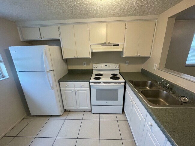 Building Photo - 2/1 Apartment in New Port Richey