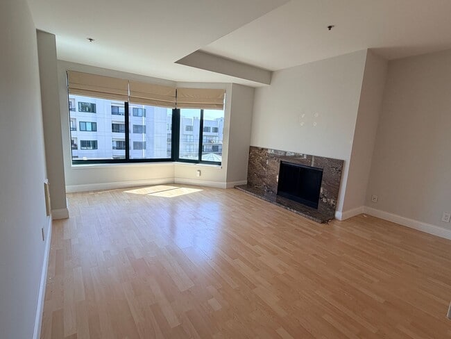 Foto del edificio - Opera Plaza view 2 bedroom 2 bath upper townhouse