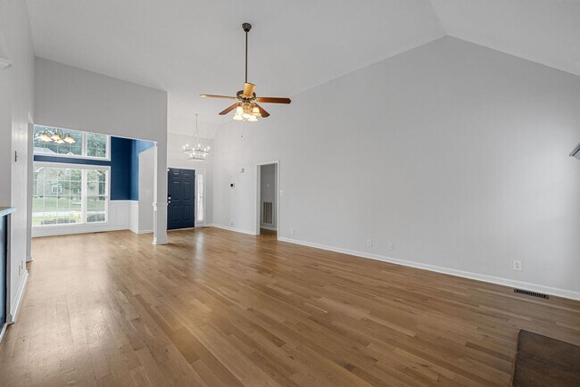 Foto del edificio - 3 Bedroom 3 Bath Pet Friendly Home For Ren...