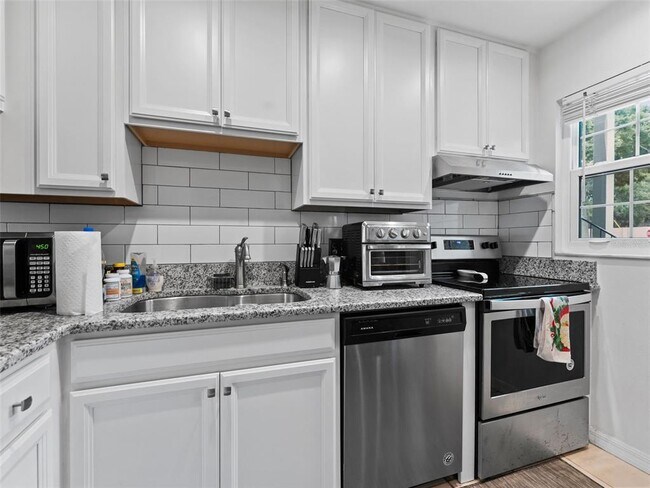 Building Photo - 4507 S Oak Dr