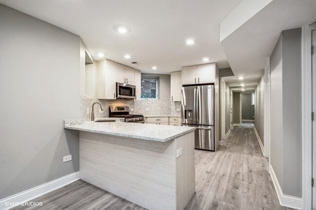 Building Photo - 5915 N Artesian Ave