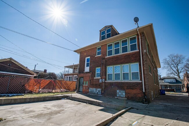 Foto del edificio - 5010 Burns Ave