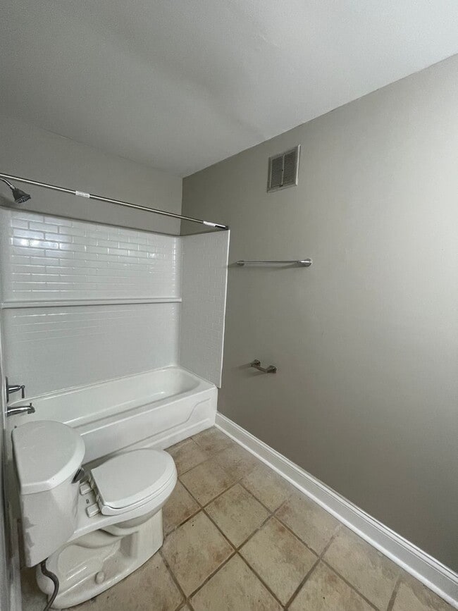 Building Photo - Welcome to this charming 1-bedroom, 1-bathroom Apartment, located in the vibrant city of Charlott...