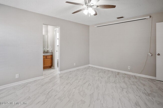 Foto del edificio - 7650 Cranberry Ln S