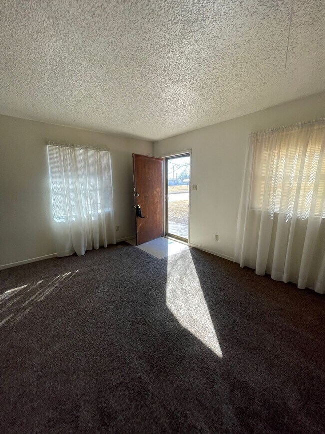 Foto del edificio - Southside Duplex with Covered Parking-Great location