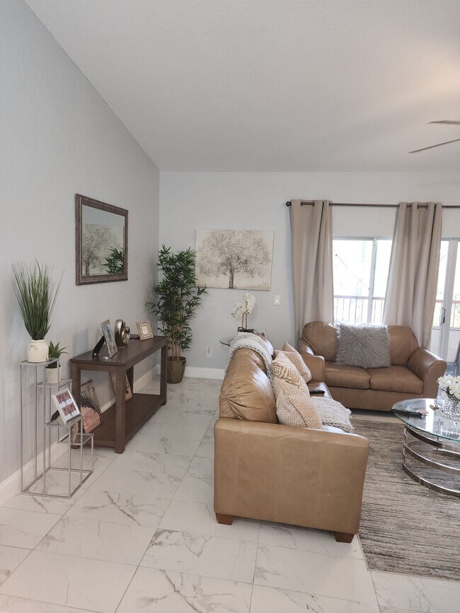 Foto del edificio - 2482 Lakeway Branch Dr