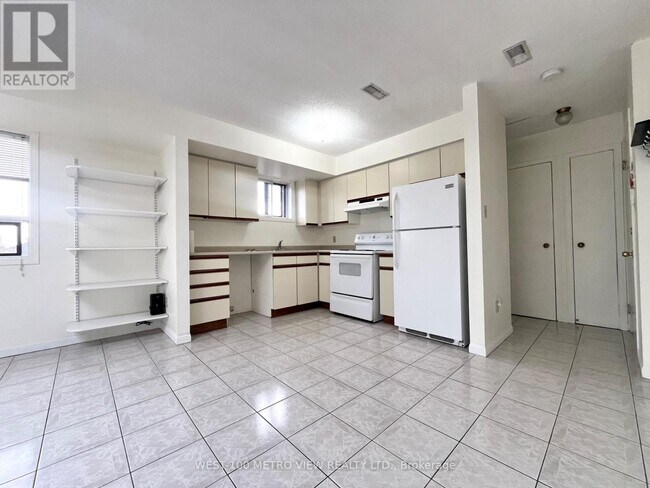 Photo du bâtiment - 1686 St Clair Ave W