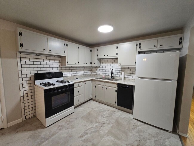 Building Photo - Beautiful 3 Bedroom Split Entry - Plum School District - AVAILABLE NOW