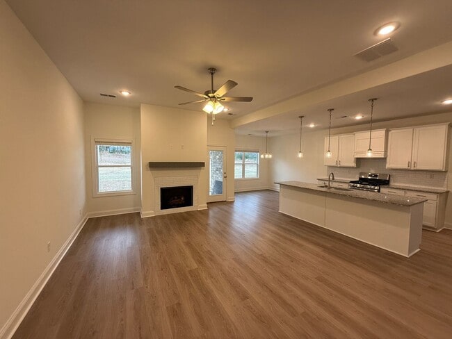 Foto del edificio - 7464 Newbury Dr