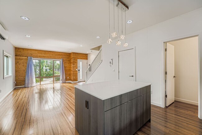 Foto del edificio - Modern 2-Bed, 2-Bath Townhome with Air-Conditioning in Rainier Beach