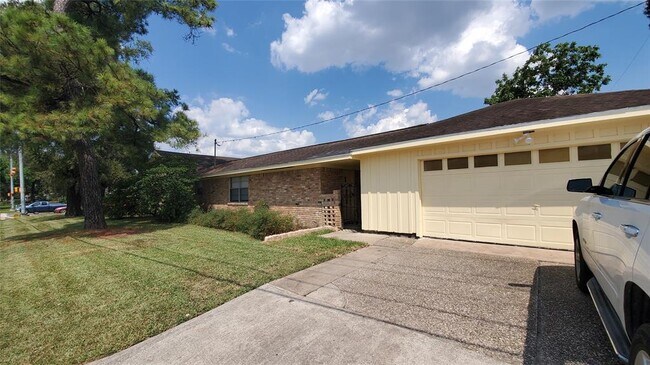 Building Photo - 13902 Woodforest Blvd