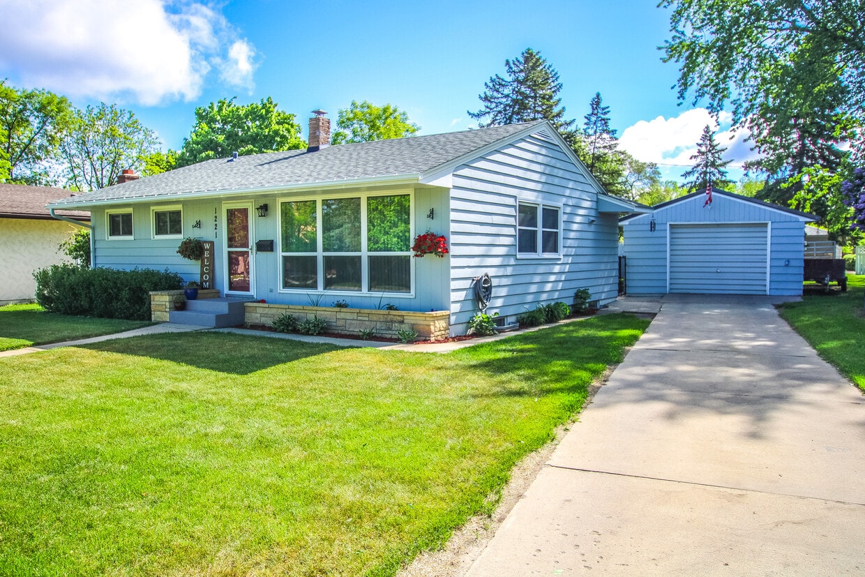 1221 Lark St, Alexandria, MN 56308 House Rental in Alexandria, MN