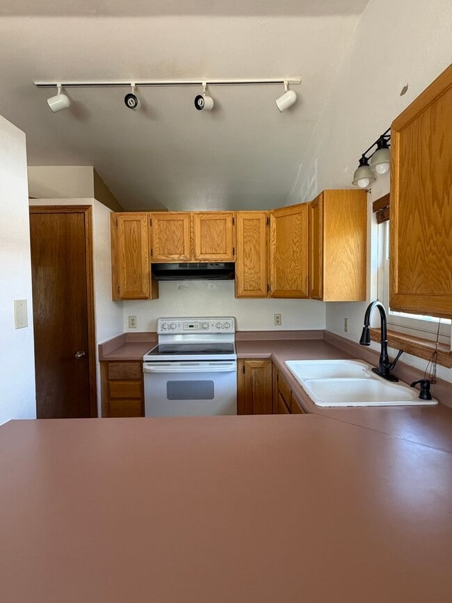 Building Photo - 3-bedroom plus office, 2-bath home located along the Roaring Fork River in Glenwood Springs