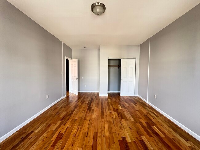 Foto del edificio - 296 Renner Ave