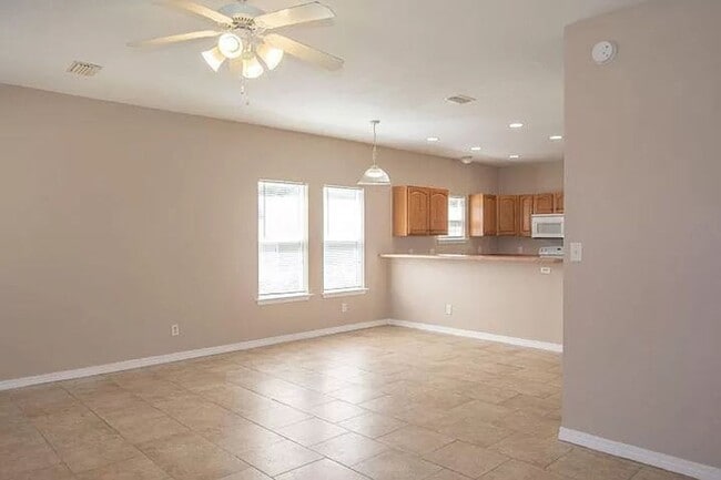 Building Photo - Beautiful 3-Bed in Enchanted Estates