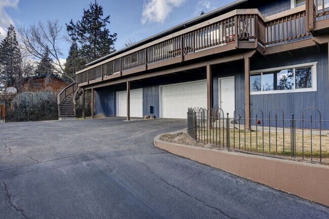 Foto del edificio - Fantastic west side location with gorgeous views!
