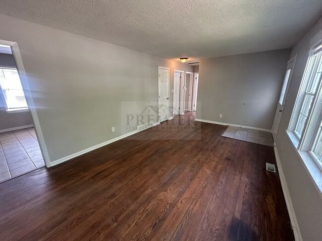 Building Photo - 613 N Sunset Dr