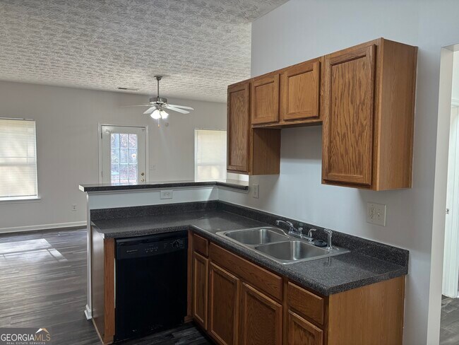 Foto del edificio - 6367 Ellenwood Dr