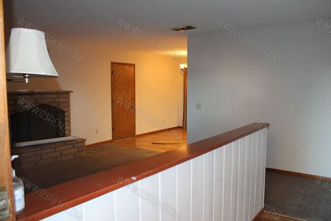 Building Photo - LAKE LOS ANGELES 3BD/BONUS/2BATH HOUSE