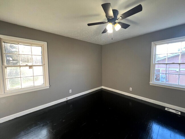 Foto del edificio - 2303 Vestal Avenue ~ Eccles Park