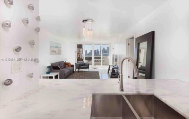 Foto del edificio - 1717 N Bayshore Dr