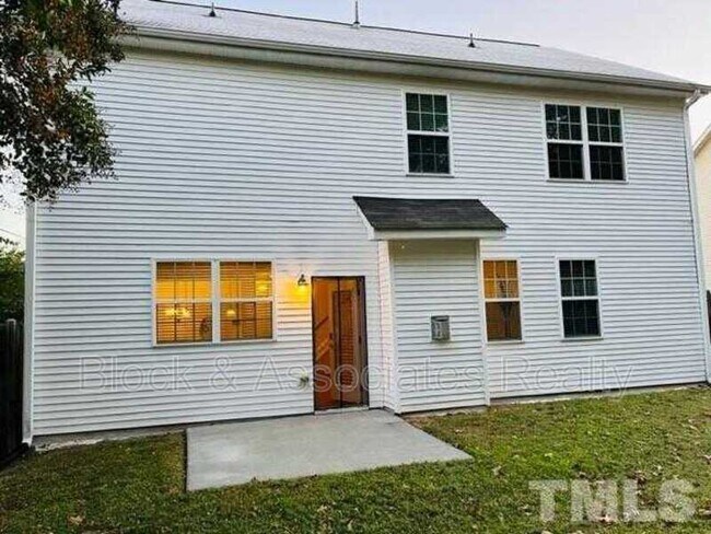 Building Photo - 402 Ravenstone Ln
