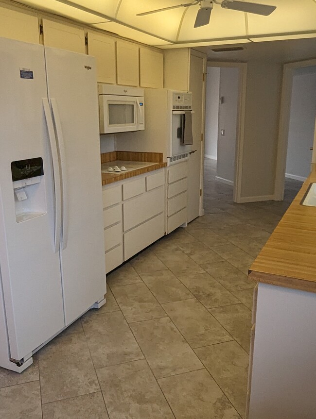 Building Photo - 10201 W Hutton Dr